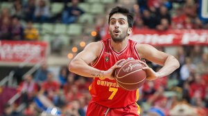 Facundo Campazzo pasa el balón (ACB Photo / J. Bernal)