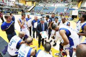 Tiempo muerto de Valdeolmillos (Foto: Prensa Marinos)