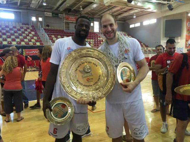 Treadwell muestra su título de campeón (Foto: @Tall_ass_tree)