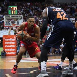 César García y Alex Oriakhi (Foto: Prensa Cocodrilos)