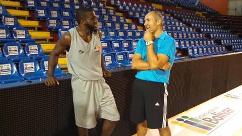 Keyron Sheard y Curro Segura (Foto: Pantalla Deportiva)