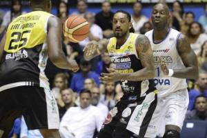 Balkman y Akindele (Foto: Carlos Rivera Giusti/El Vocero)