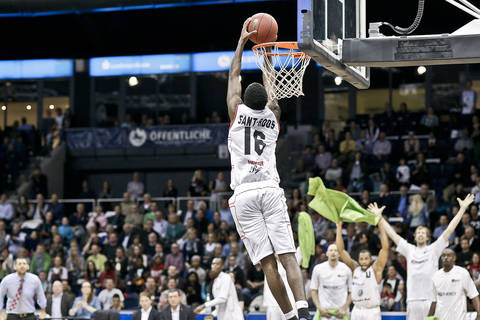 Howard machaca de espaldas (Foto: Braunschweig)