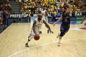 Larry Taylor (Foto: Antonio Penedo/Mogi-Helbor)