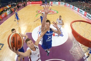 Dairis Bertans y Jan Vesely (Foto: FIBA)
