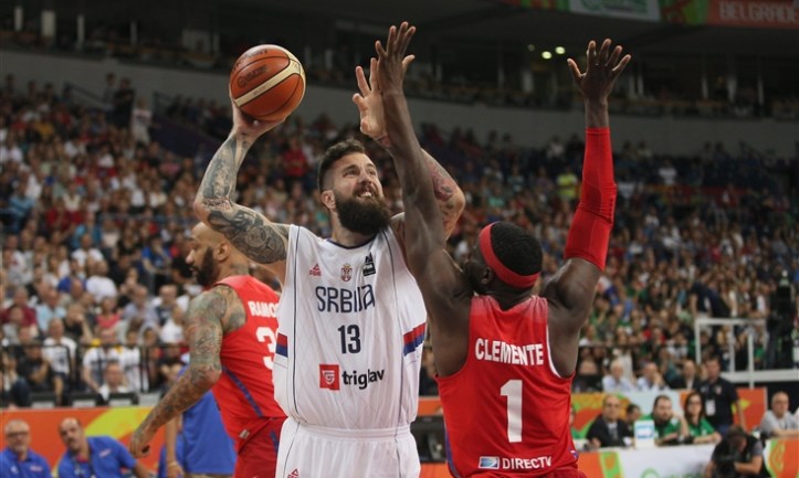Miroslav Raduljica y Ramón Clemente (Foto: FIBA)