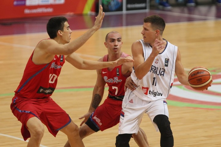 Jorge Bryan Díaz, Carlos Arroyo y Nemanja Nedovic (Foto: FIBA)