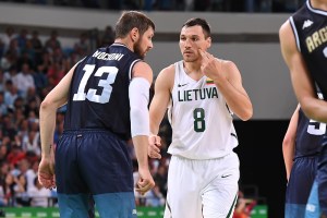 Nocioni y Maciulis (Foto: FIBA)