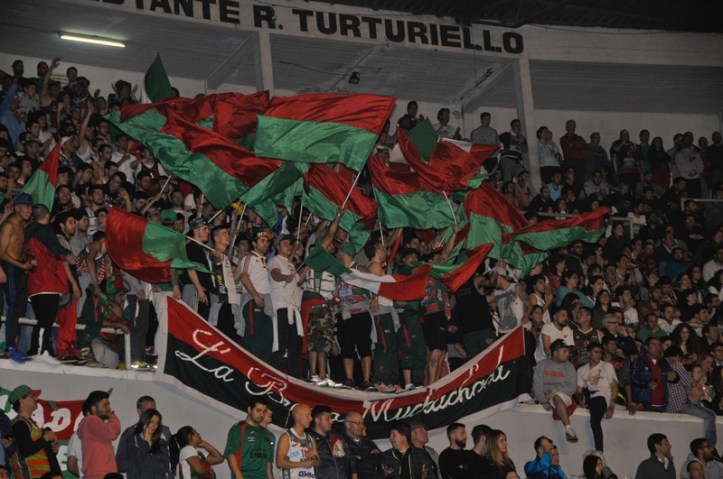 La incansable y ruidosa afición de Aguada (Foto: Basquet Caliente)