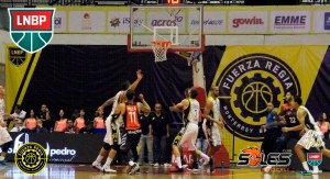 Primer partido entre Fuerza Regia y Soles (Foto: LNBP)
