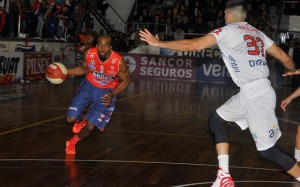 Anthony Dandridge y Juan Coronado (Foto: Basquet Caliente)