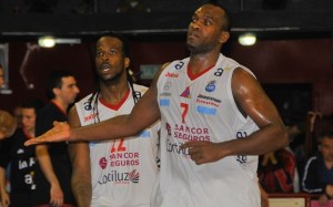 Reque Newsome y Kevin Young (Foto: Basquet Caliente)