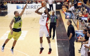 Jonathan Rodríguez y John Flowers (Foto: FIBA)