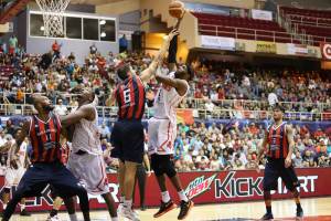 Marcos Mata y Hakim Warrick (Foto: FIBA)